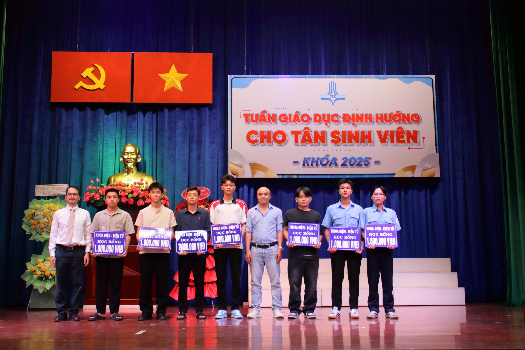 Khoa Điện – Điện tử Tưng Bừng Chào Đón Tân Sinh Viên Khóa 2025